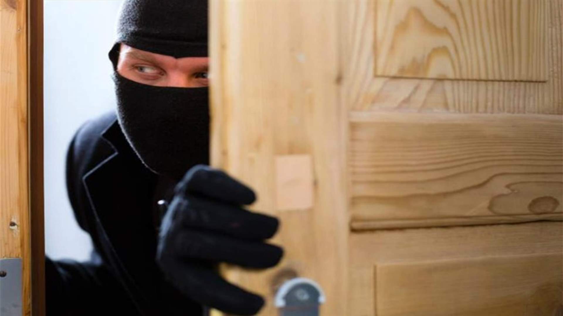 سرقة 2000 دولار من محل ألمنيوم في المدينة الصناعية بصيدا