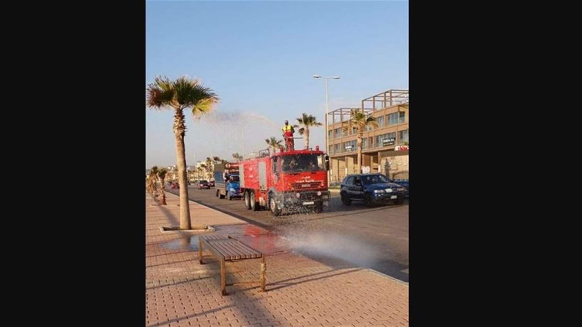 رش المواطنين بالمياه على كورنيش صيدا البحري لخرقهم قرار التعبئة (صورة)