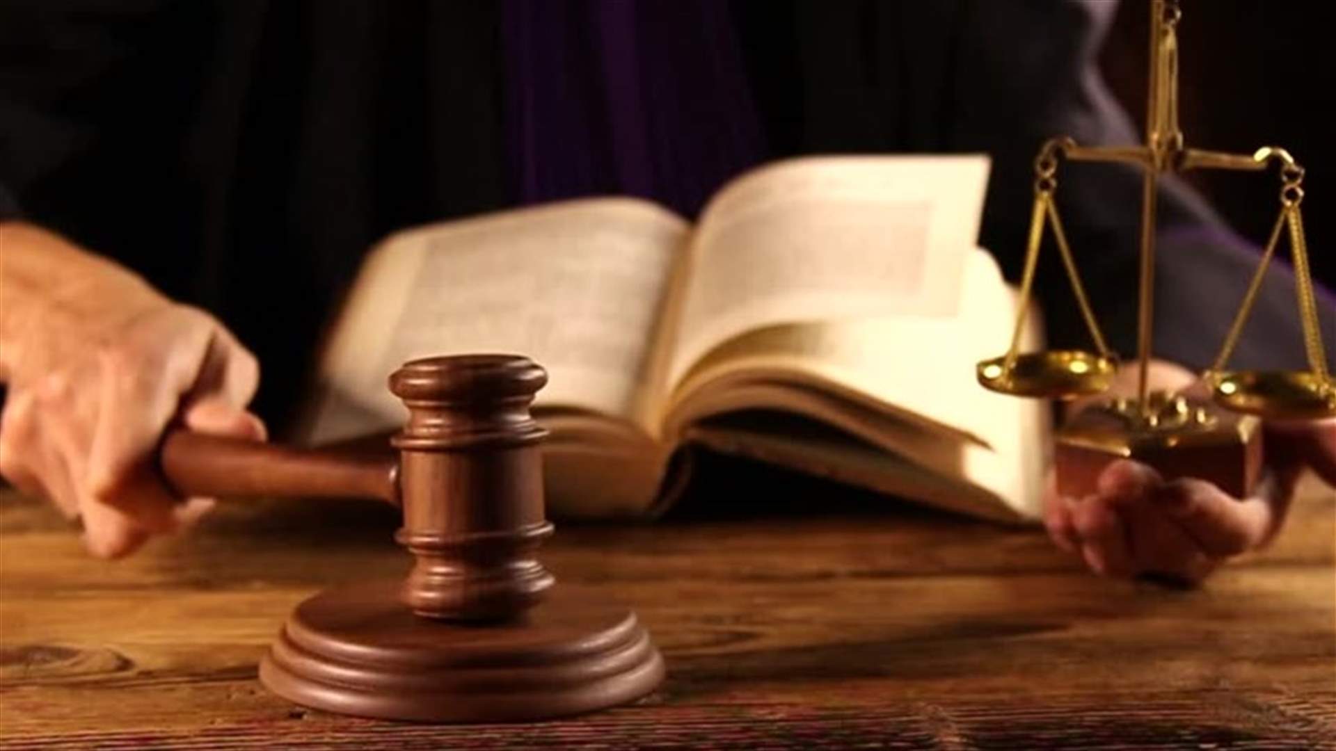 قاض يوجّه رسالة إلى المحامين... "إنهضوا من الفراش وارتدوا الثياب الرسمية أثناء مكالمات الفيديو"