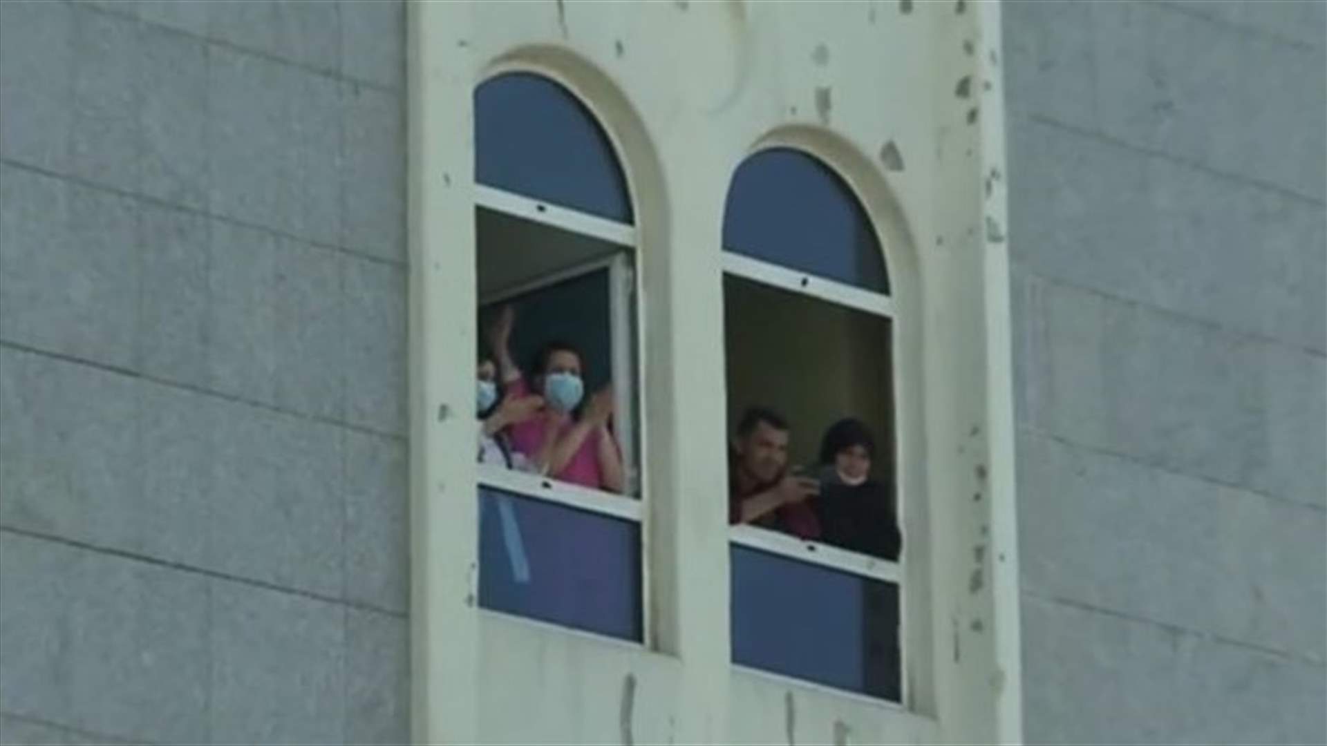 من أمام مستشفى رفيق الحريري... حفل موسيقي ترفيهي للمصابين بكورونا
