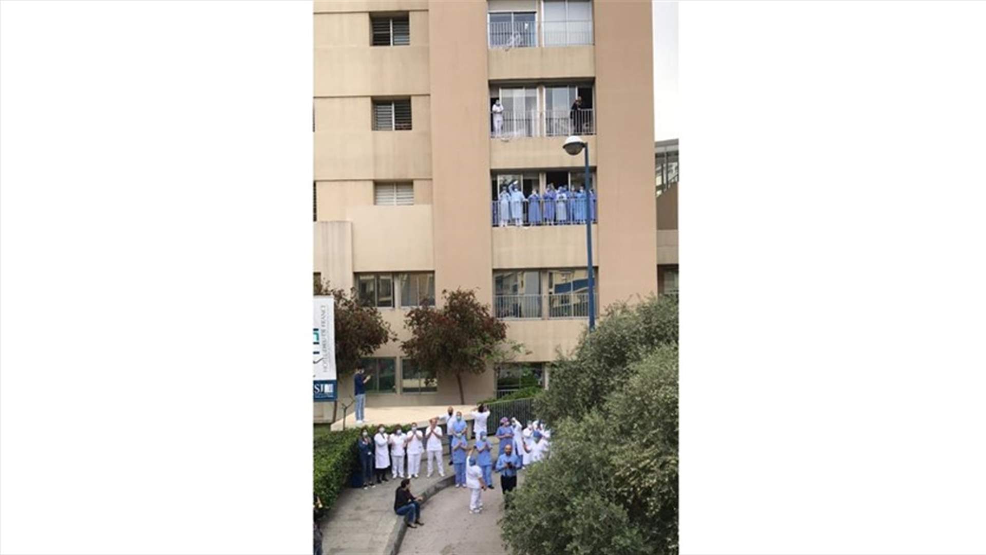 عروض غنائية أمام المستشفيات في لبنان حوّلت الحزن الى أمل! (فيديوهات وصور)