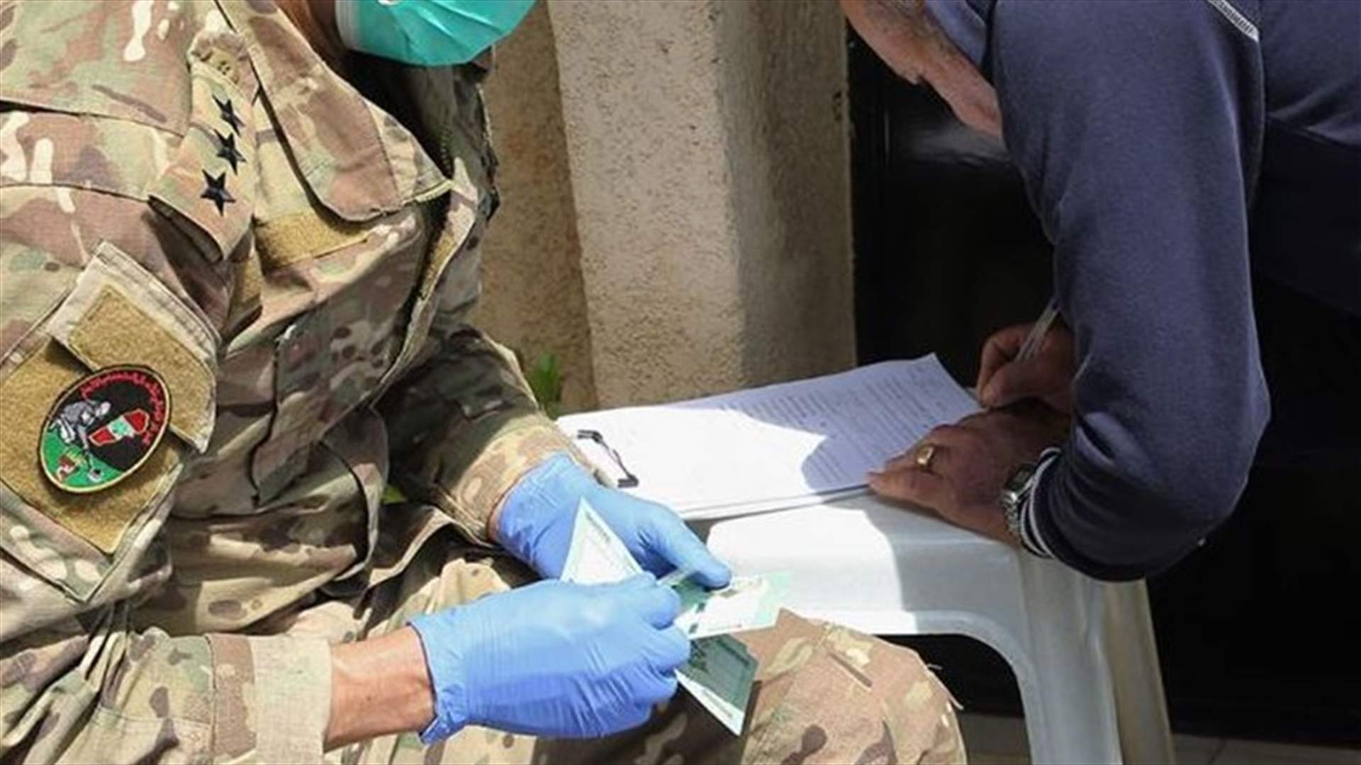 الجيش يستكمل توزيع المساعدات... 250 عائلة في 75 مدينة وبلدة لبنانية (صوَر)