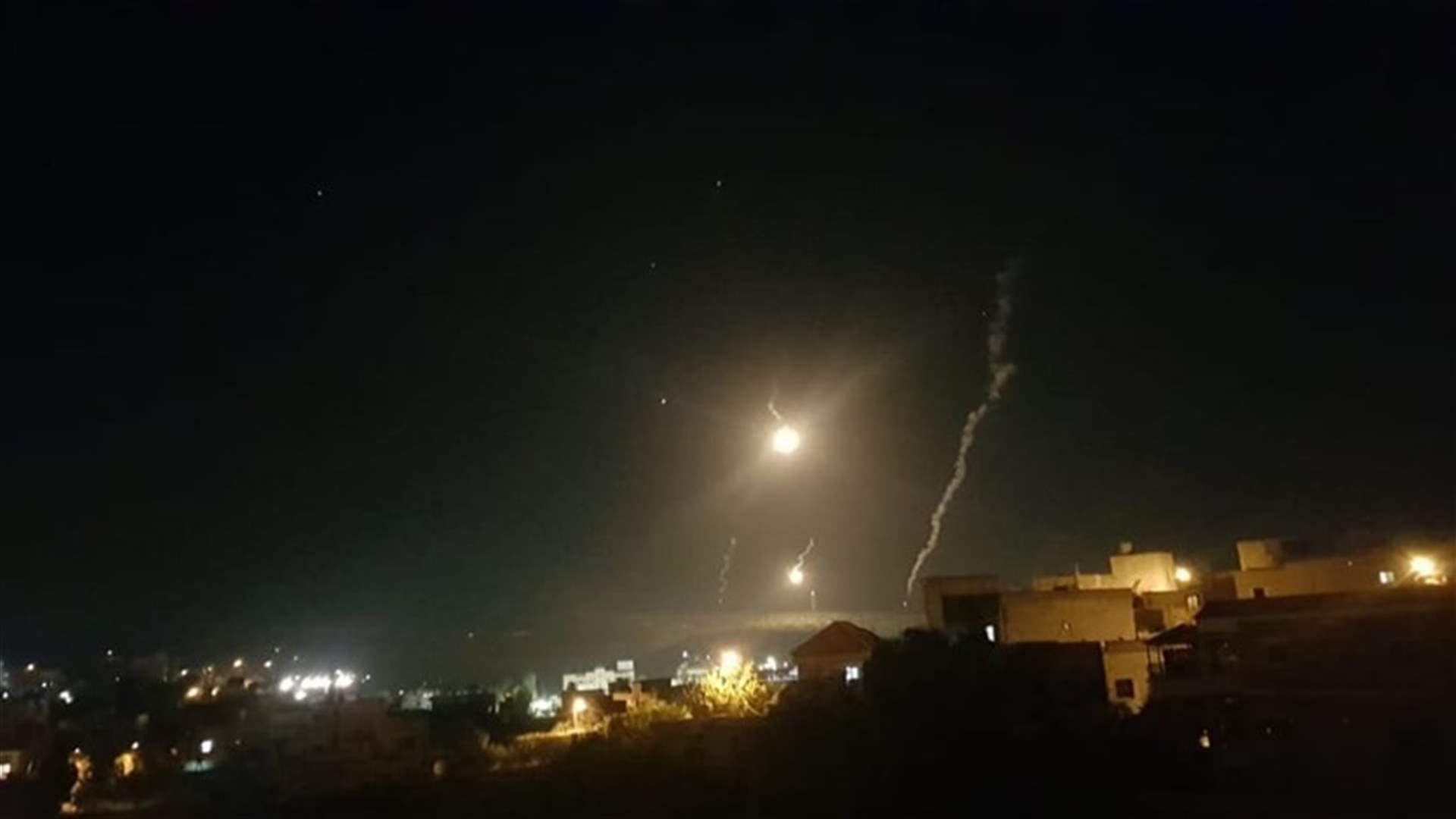 الجيش الإسرائيلي يطلق قنابل مضيئة في السماء مقابل بلدتي ميس الجبل والعديسة