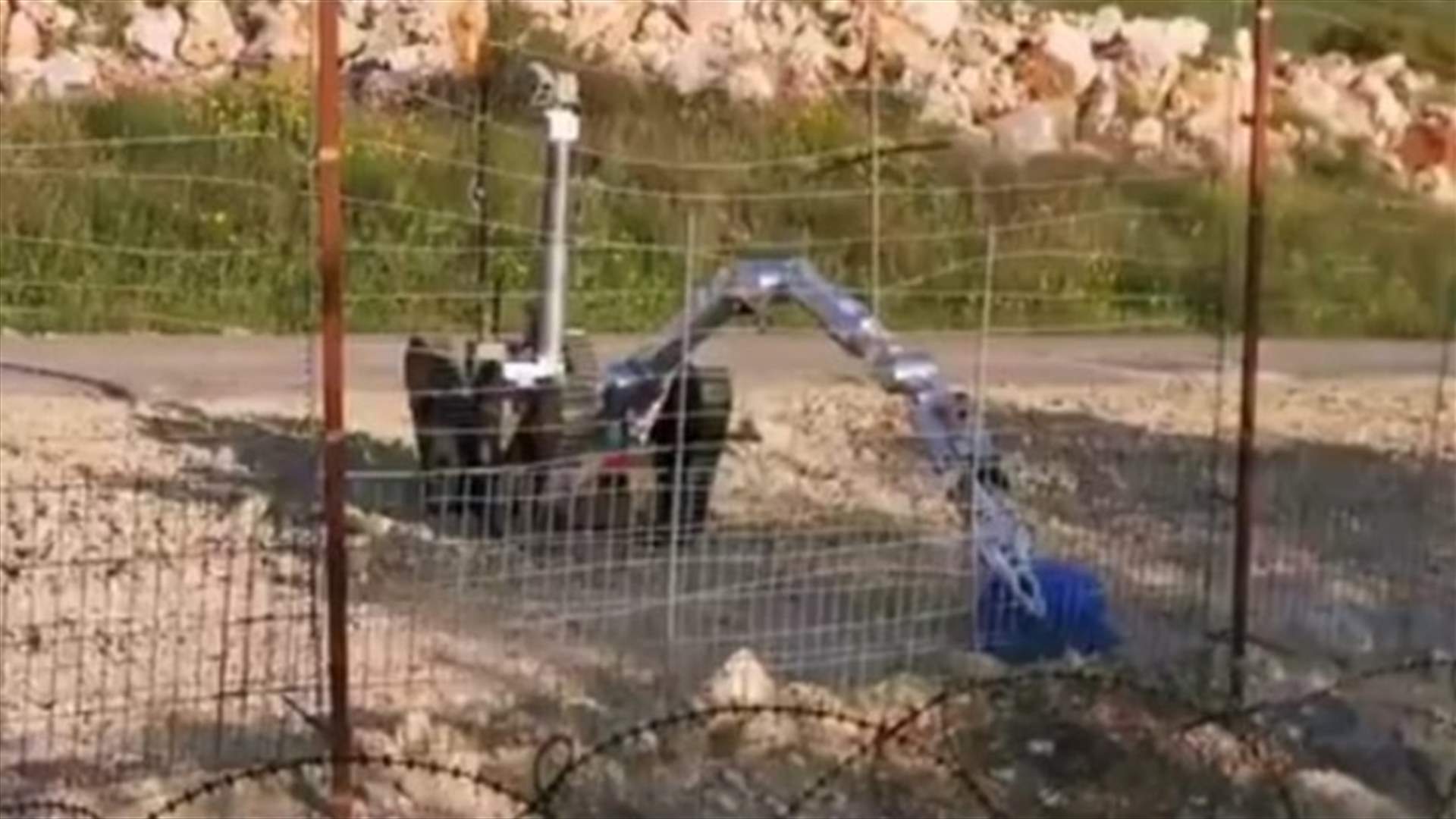 الجيش الاسرائيلي يستعين بـ"روبوت" لتفحص اكياس في خراج ميس الجبل (صورة)