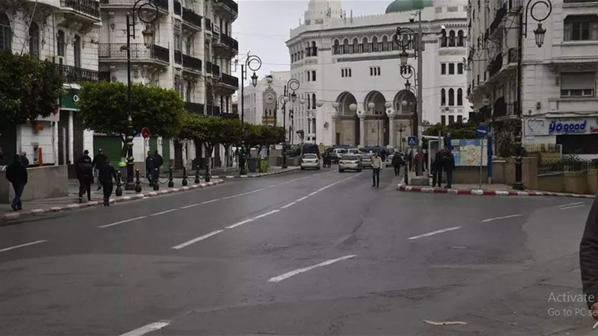 الجزائر تمدد تدابير الحجر لكبح انتشار كوفيد-19