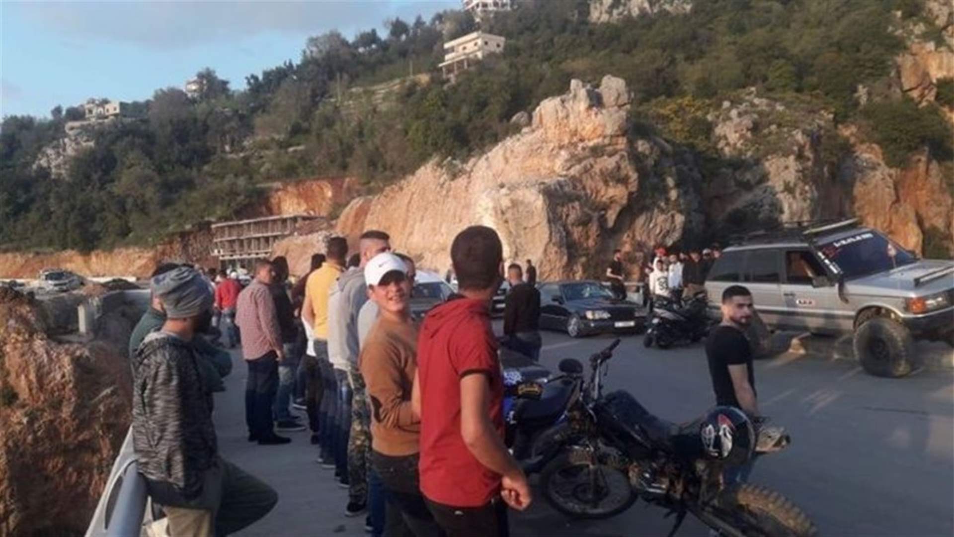 إشكال بين رئيس بلدية نمرين وشبان متجمعين على جسر
