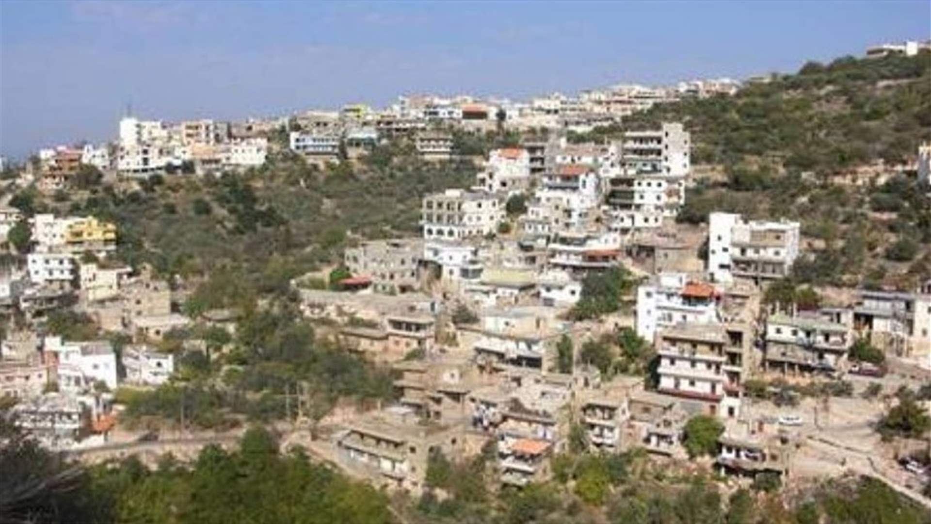 أم وإبنها إفترشا الأرض في ساحة حلبا ليلا... (صورة)