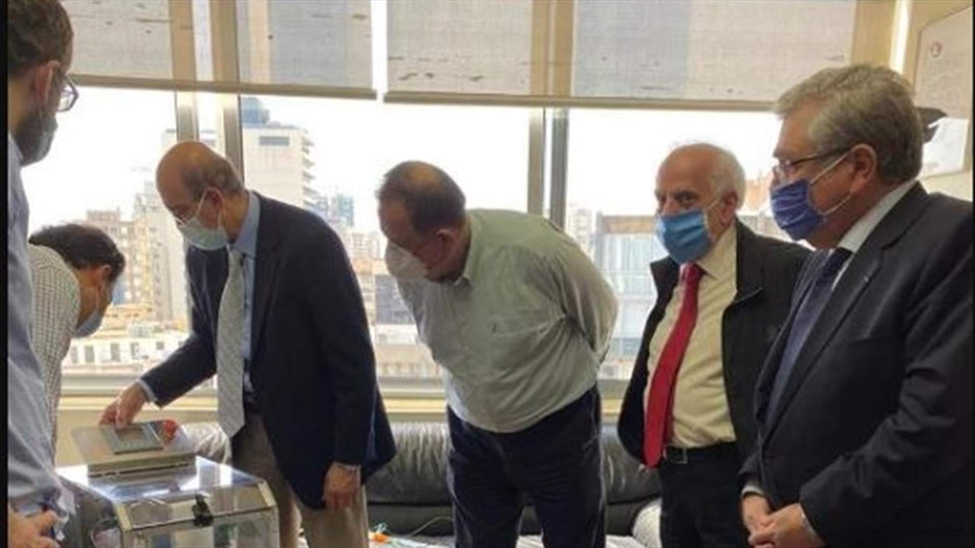 عرض نموذج جديد لجهاز التحكم بالتنفس الاصطناعي في وزارة الصناعة...