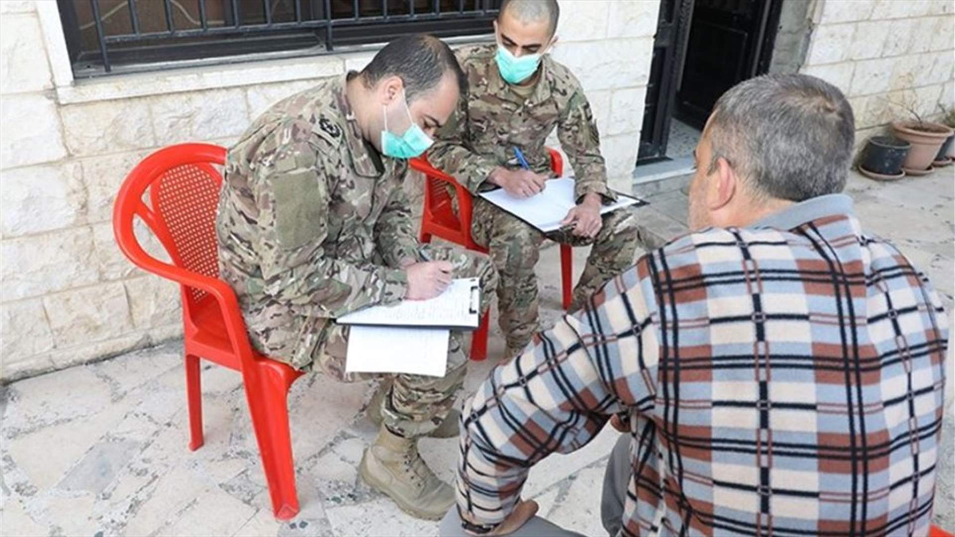 الجيش واصل توزيع المساعدات على المصابين بالألغام