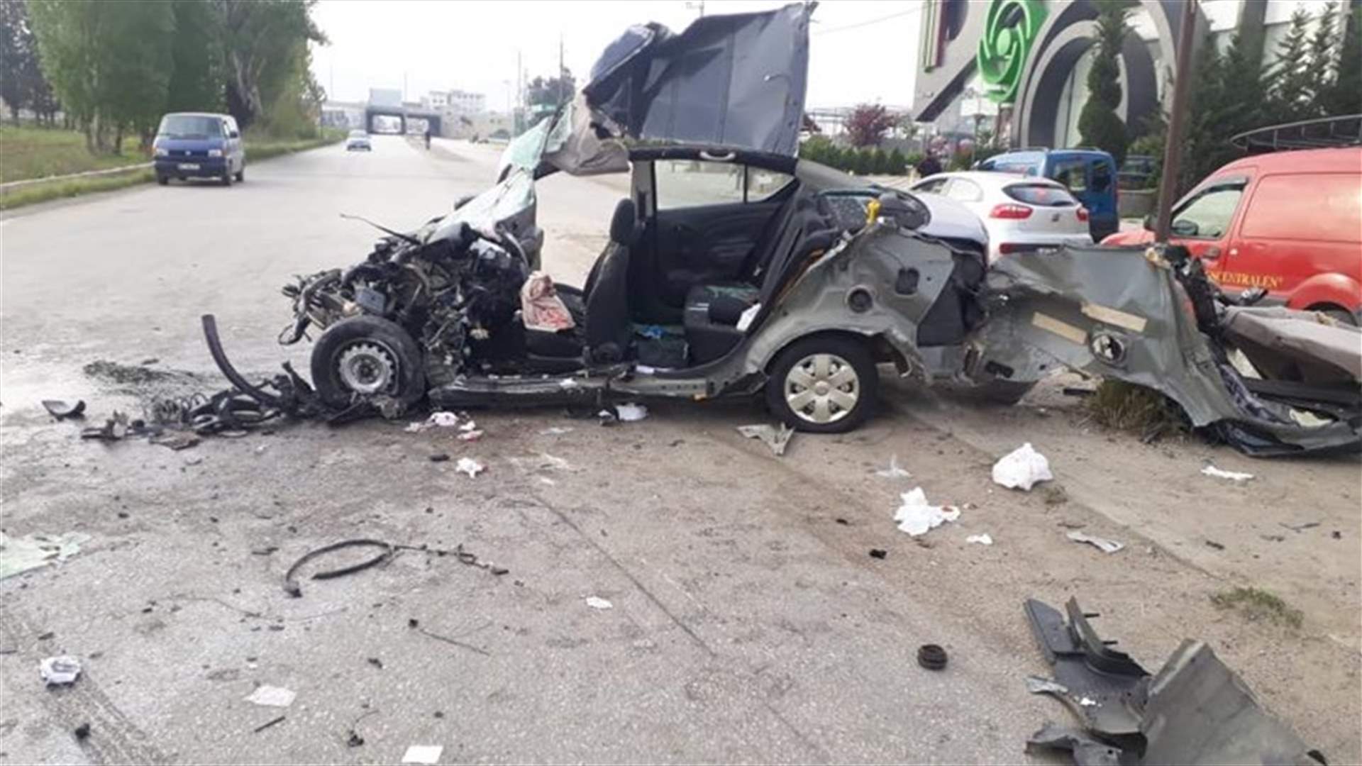 جرحى نتيجة تصادم عدة مركبات وانقلاب احداها على طريق عام تعنايل... (صور)