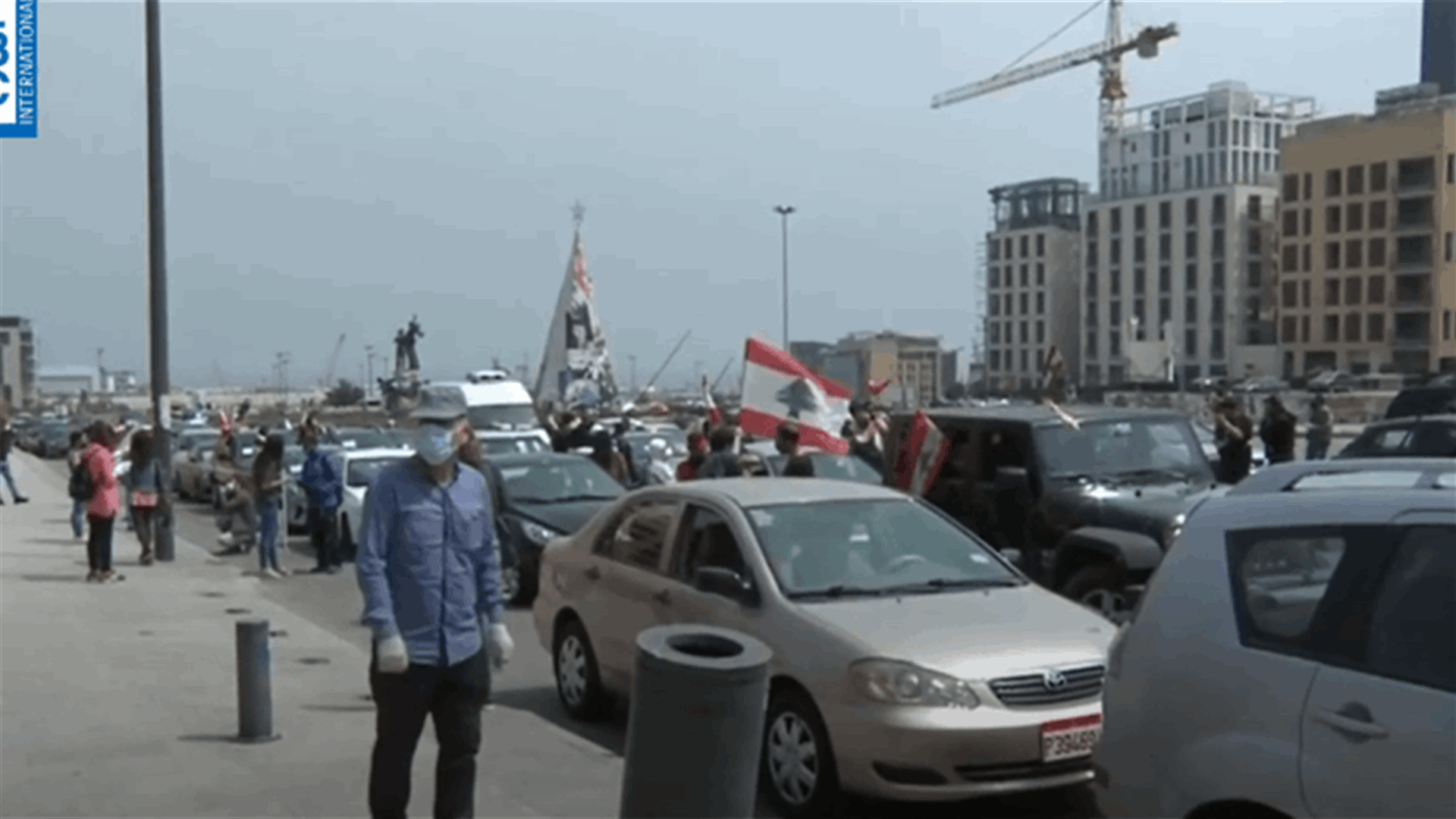 الشارع يعود الى التحرك... مسيرات سيارة بالتوازي مع جلسة مجلس النواب (فيديو)