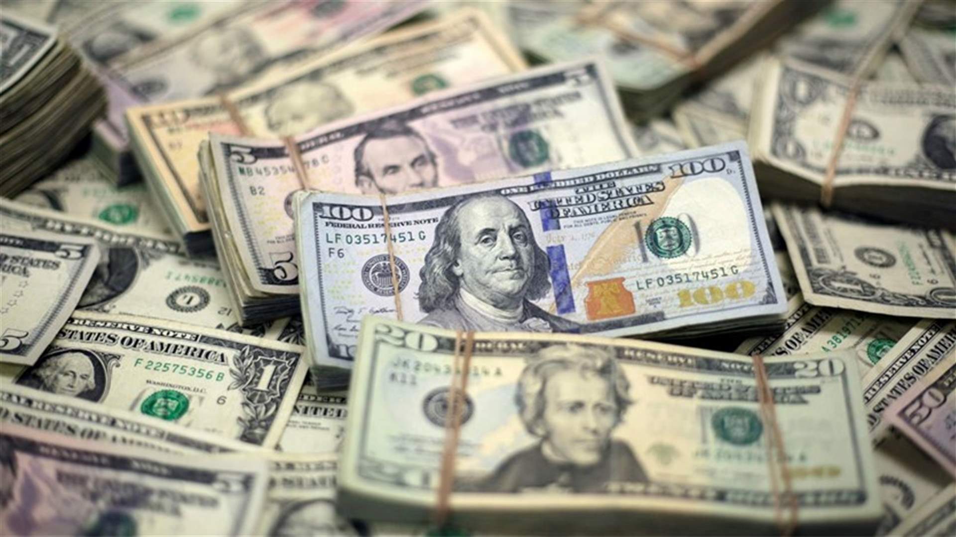 سعر صرف الدولار يستمر بتسجيل مستويات قياسية مرتفعة... كم بلغ اليوم لدى الصرافين؟