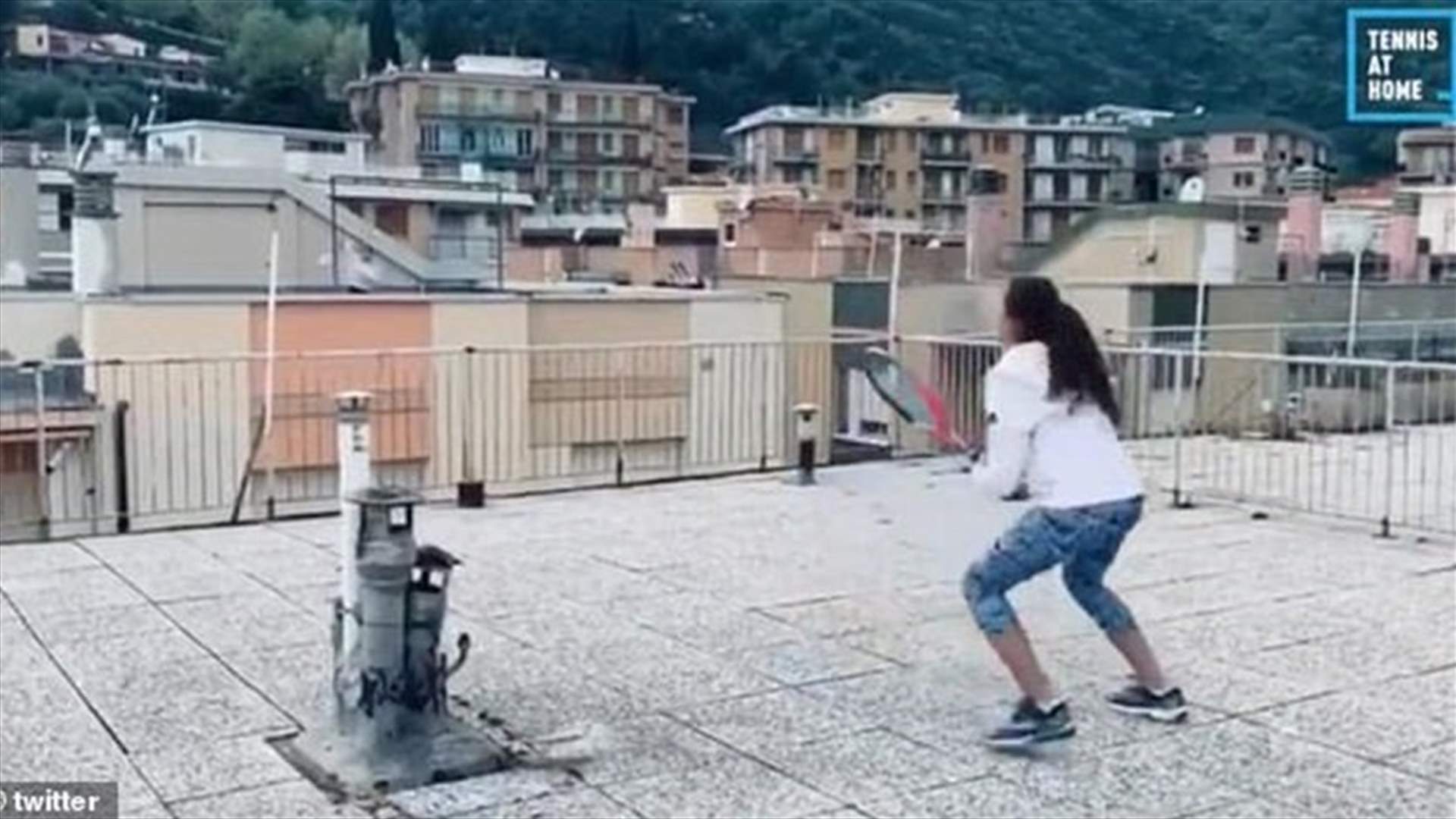 في ظل الحجر المنزلي... شابتان تلعبان "التنس" من على سطحي منزليهما (فيديو)