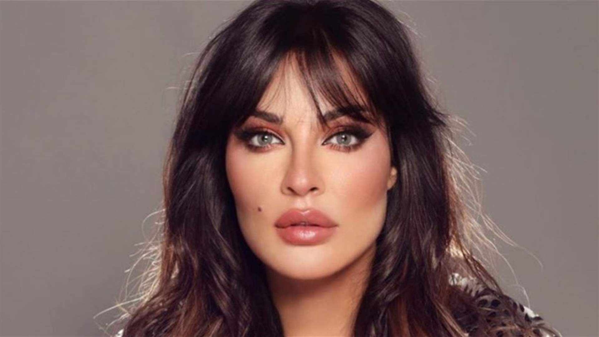 نادين نسيب نجيم تقلّد فيفي عبده في فيديو طريف.. عجزت عن ترجمة كلمة "تراب" بالإنكليزية