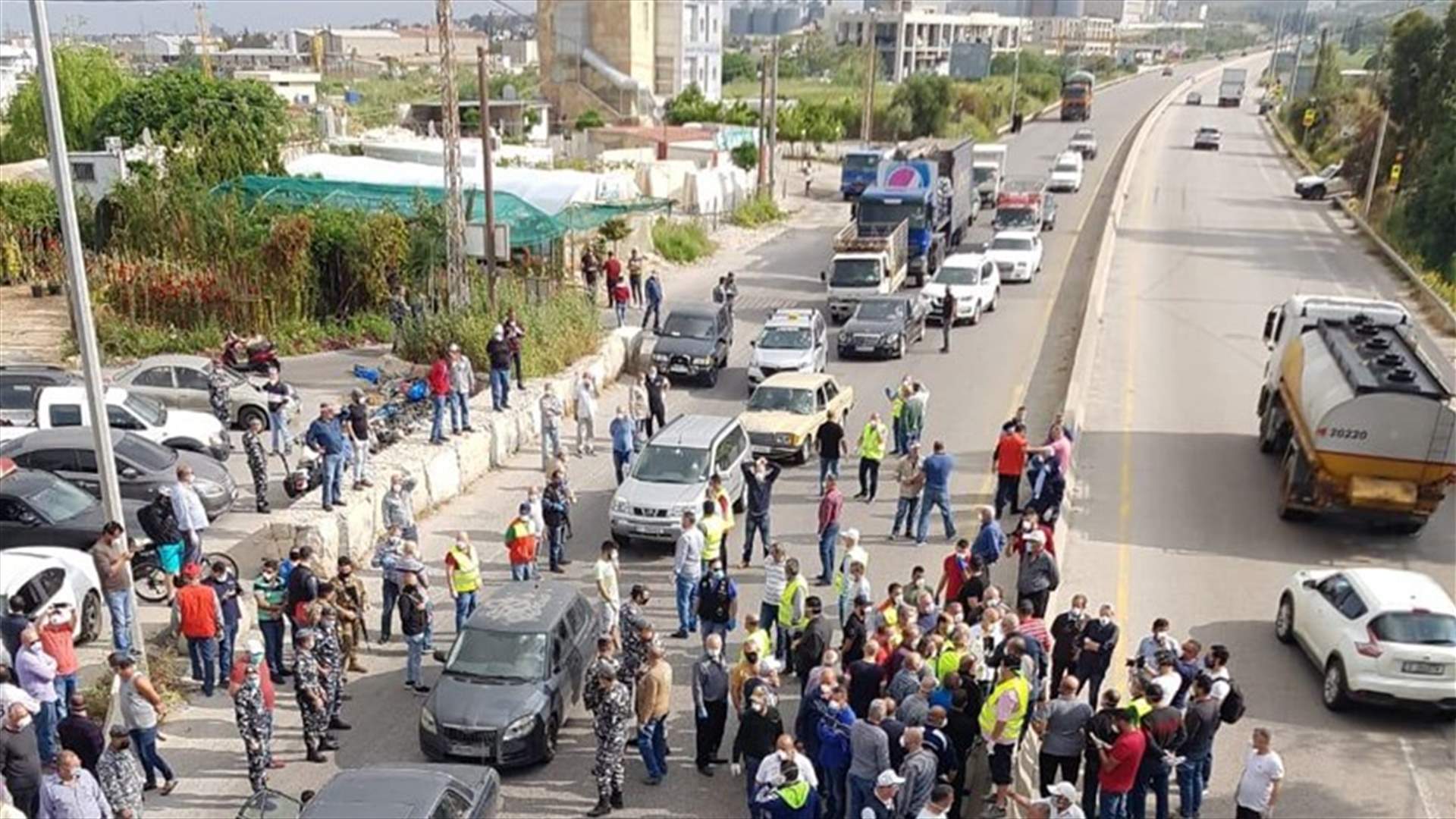 محتجون يقطعون أوتوستراد شكا بالاتجاهين (فيديو)