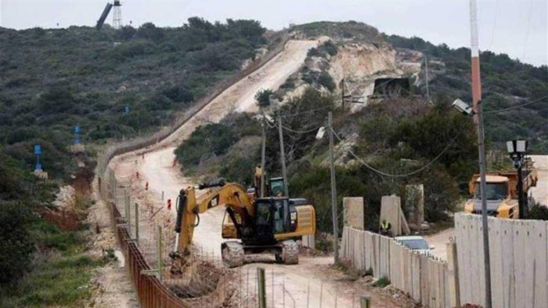 الجيش الإسرائيلي استأنف عمليات الحفر ورفع السواتر قبالة الوزاني