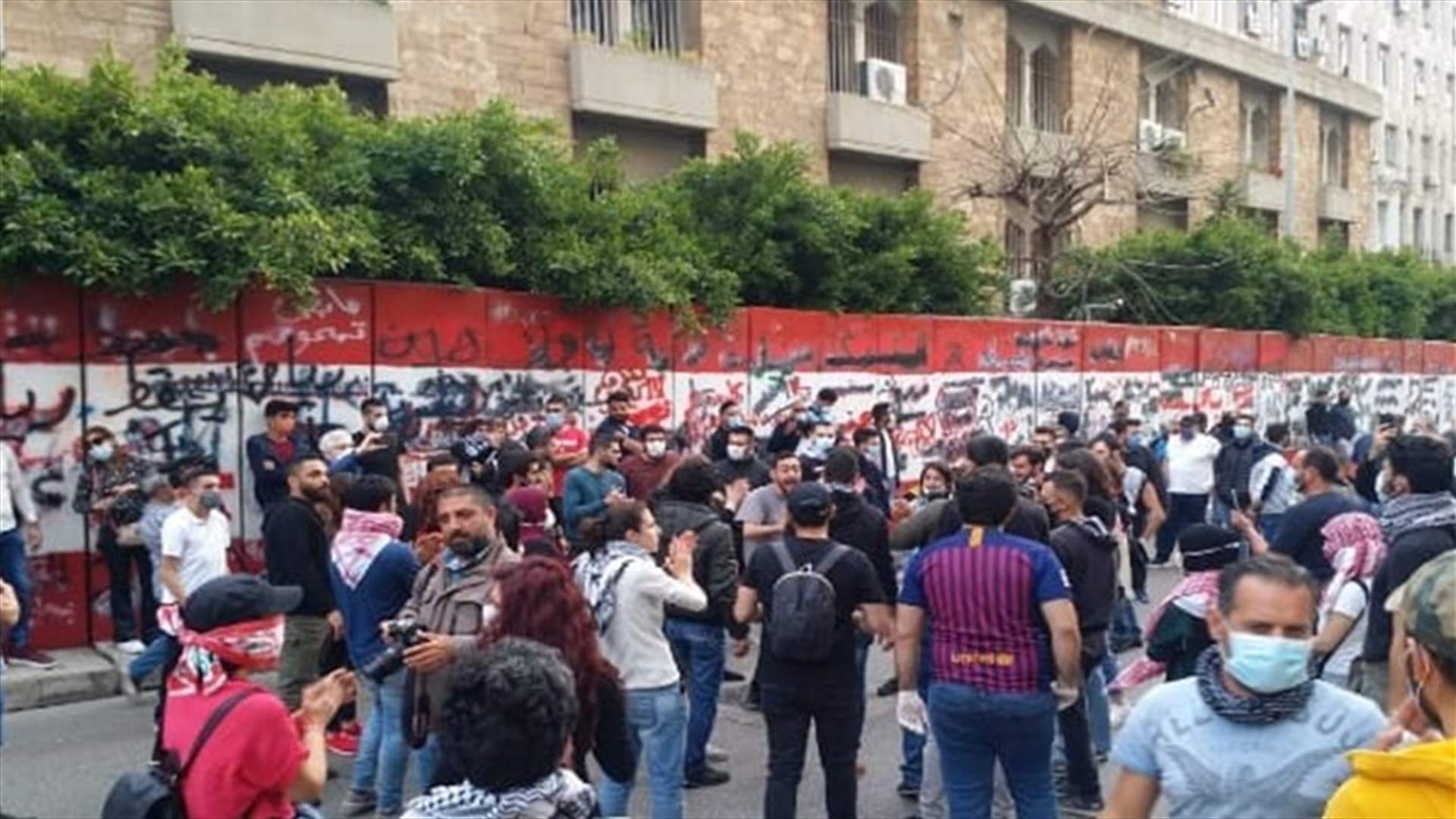 محتجون أمام مصرف لبنان قطعوا الطريق باتجاه الحمرا