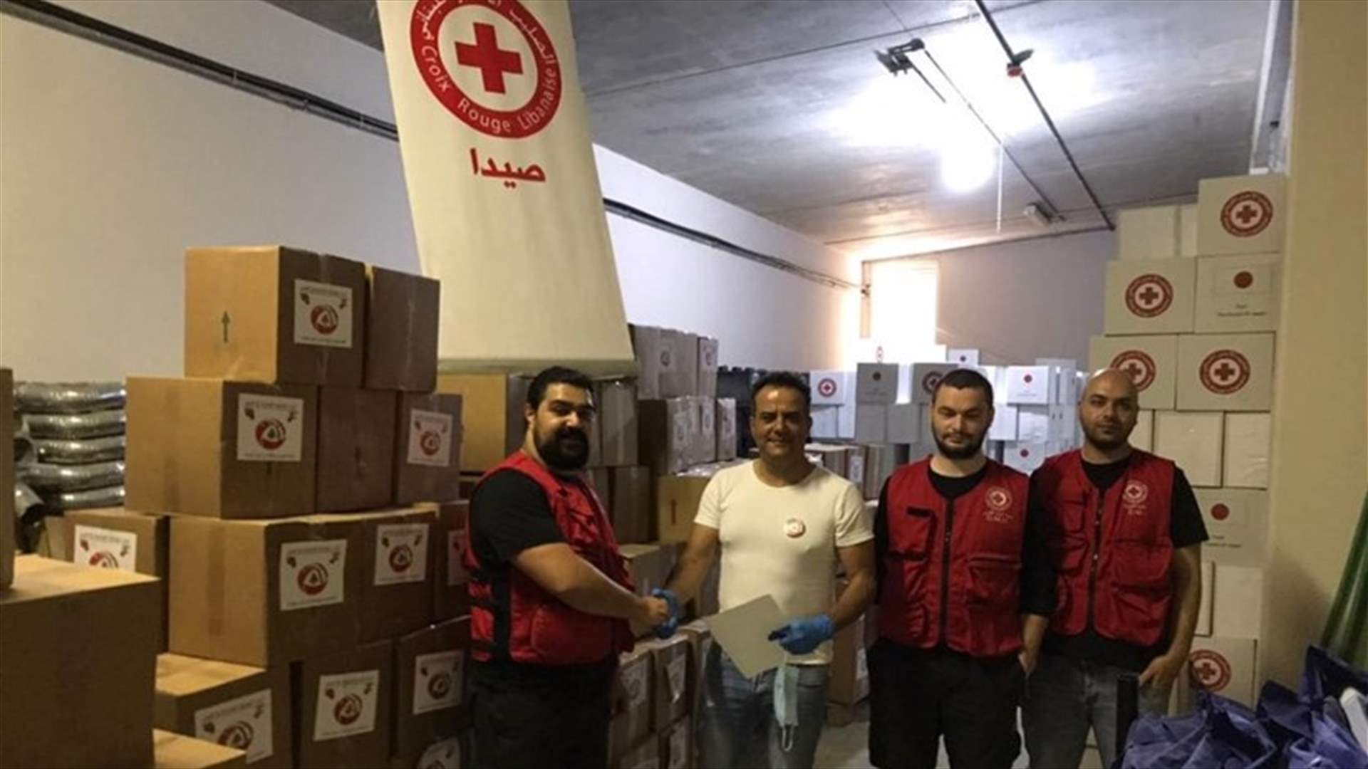الجالية اللبنانية في الصين سلمت الصليب الاحمر في صيدا 967 حصة غذائية