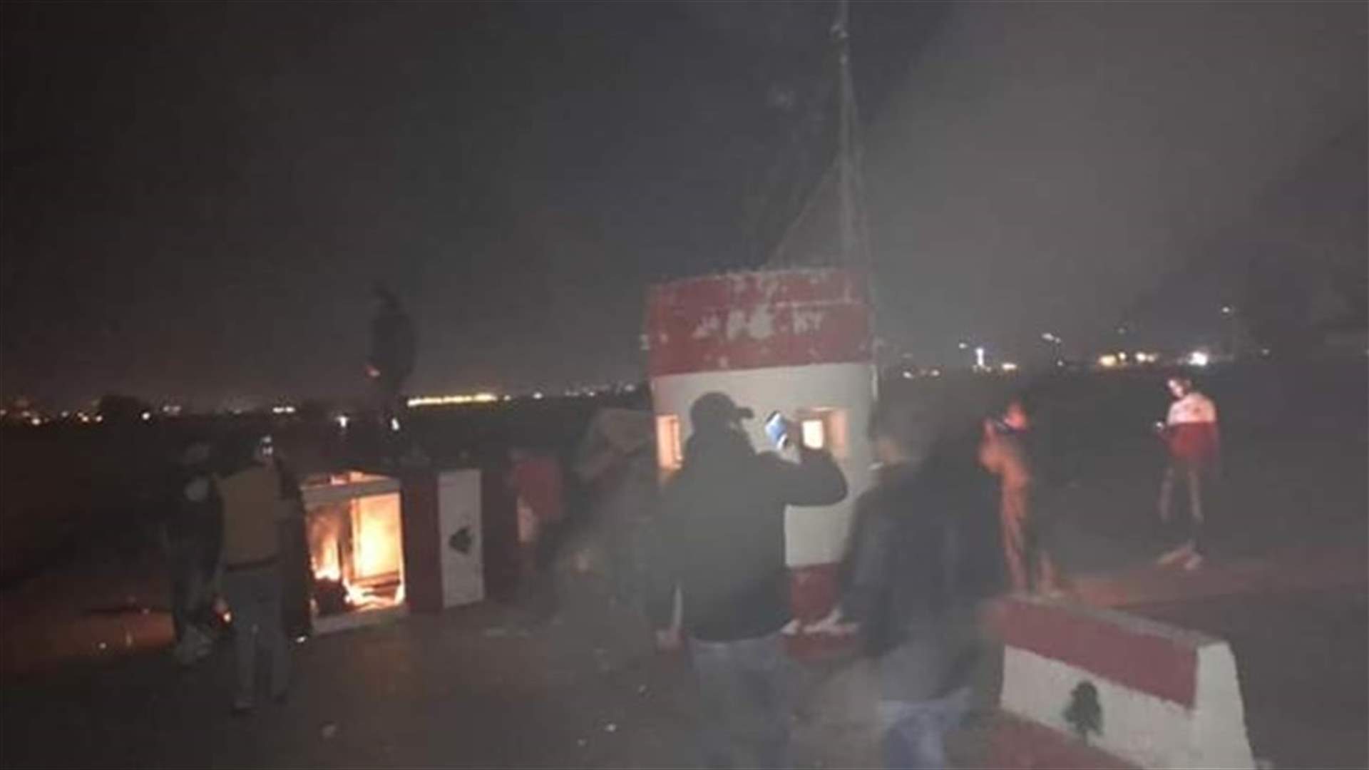 الاعتداء على حاجز قوى الأمن في الفيضا واحراق غرفة الحرس (فيديو)