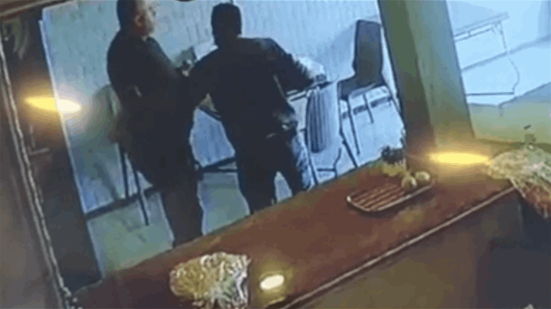 فيديو للحظة القاء القبض على الشخص الذي طعن الصراف في الغبيري