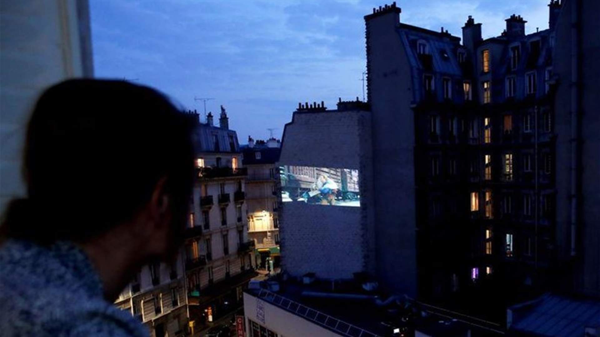 في باريس... السينما تتحايل على كورونا وتعرض أفلامها في الهواء الطلق