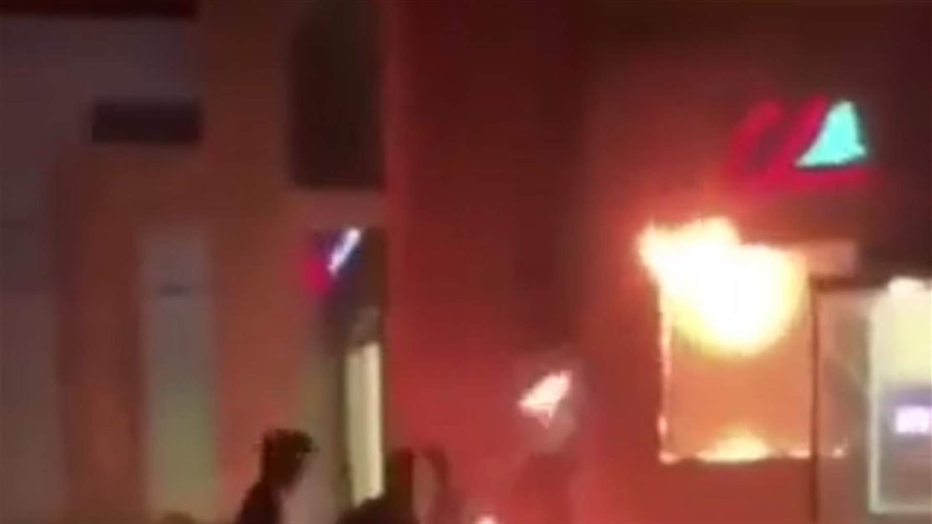 إلقاء ثلاث قنابل حارقة "مولوتوف" على أحد المصارف في صور (فيديو)