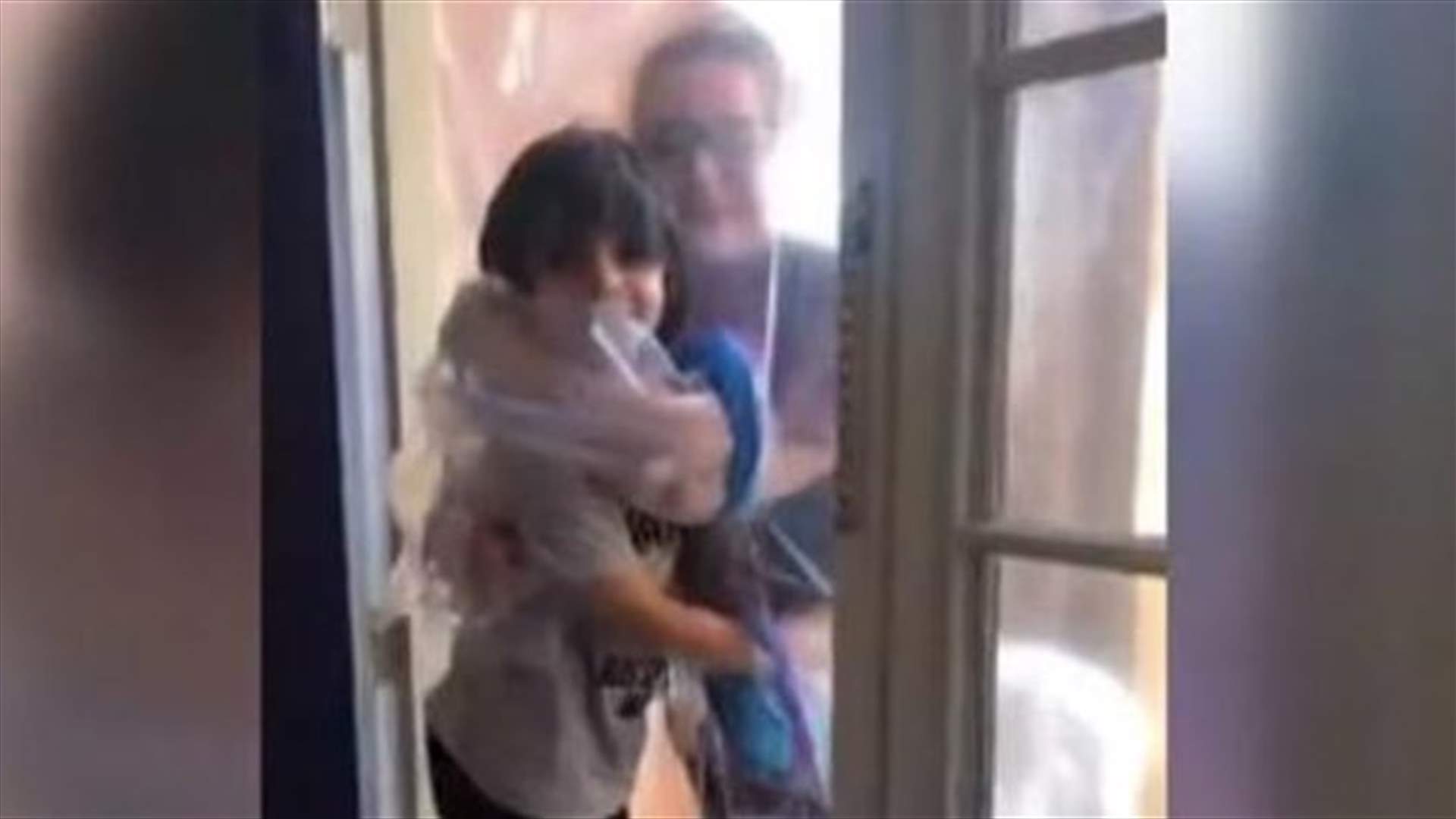 "بطانية العناق البلاستيكية"... إبتكارٌ جديدٌ يحترم قواعد التباعد الإجتماعي (فيديو)
