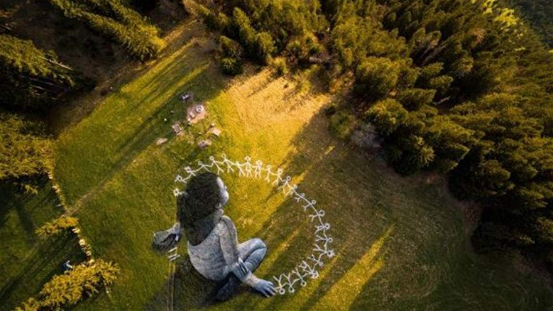 عالم فيه المزيد من الإنسانية... لوحة غرافيتي تتناول أزمة كورونا‭ ‬في جبال الألب السويسرية (صورة)