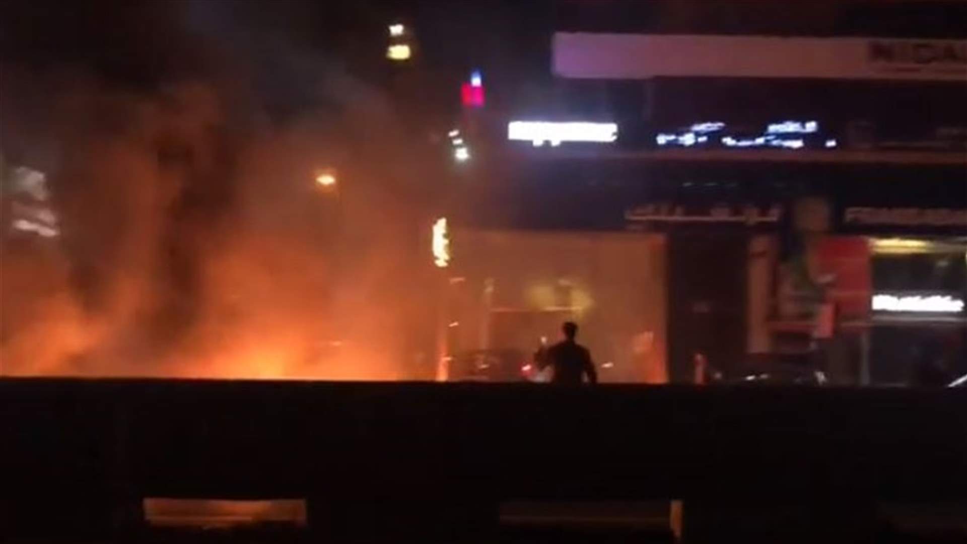 قطع اوتوستراد الزلقا باتجاه جل الديب بالاطارات المشتعلة (فيديو)