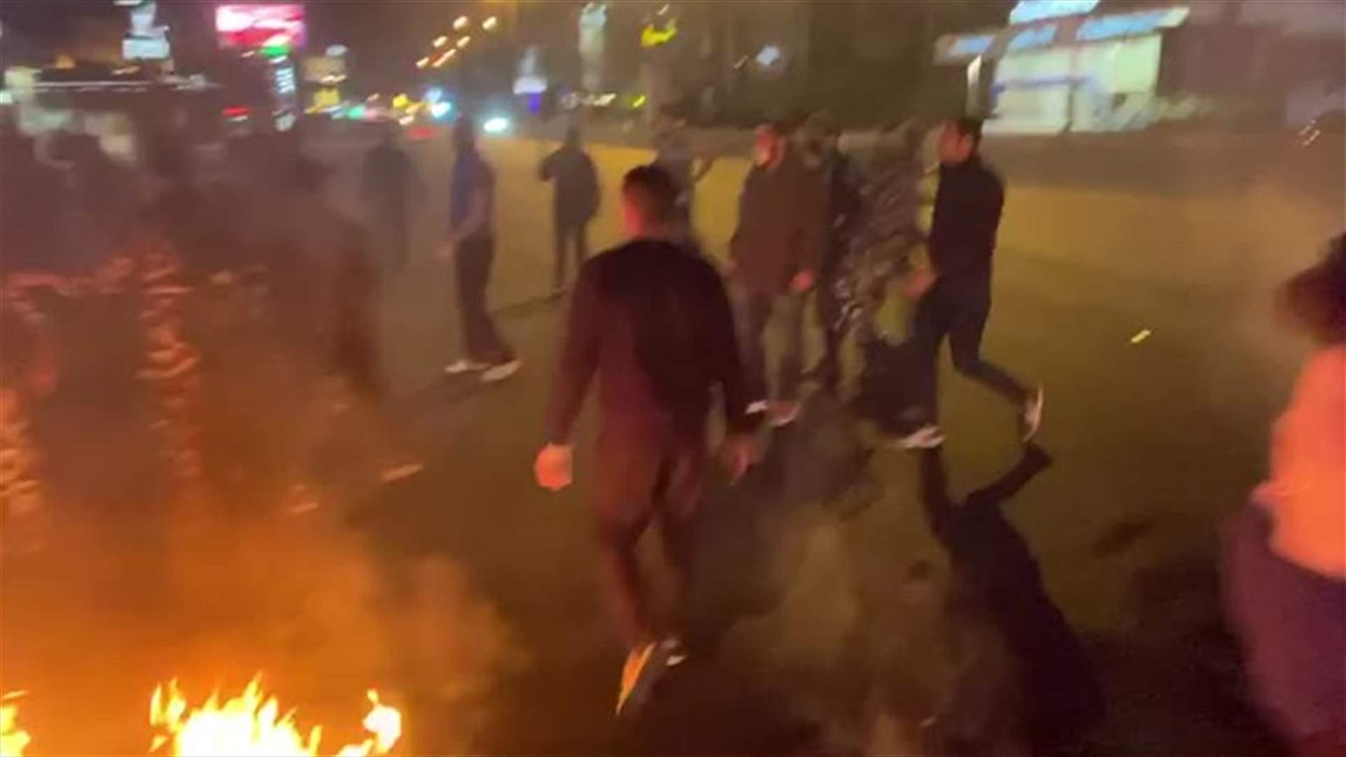 القوى الأمنية تحاول فتح اوتوستراد الزلقا باتجاه جل الديب (فيديو)
