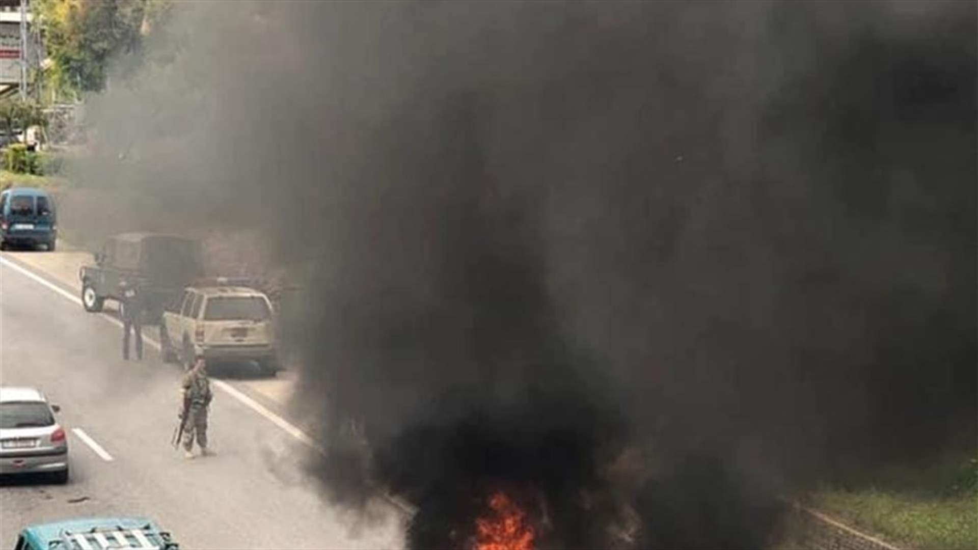 إحراق إطارات على اوتوستراد جبيل...