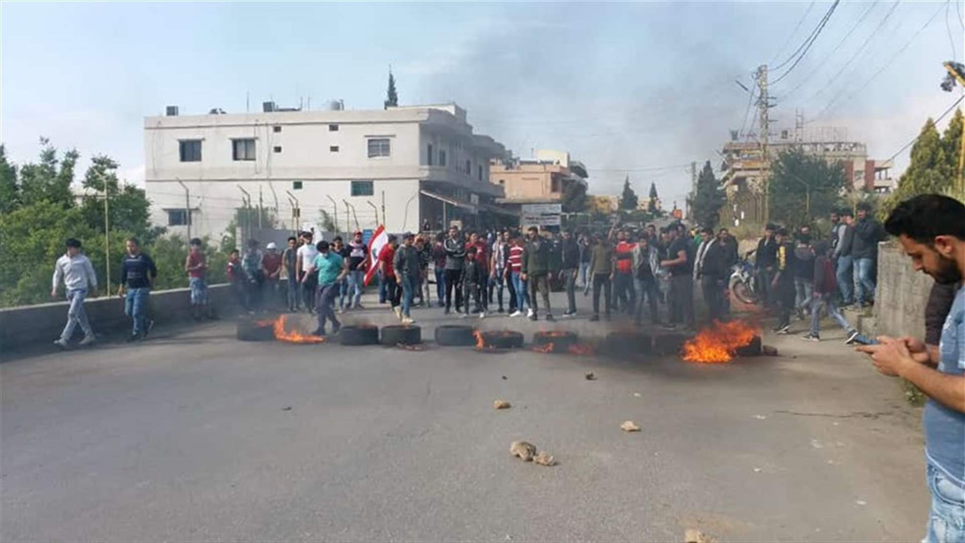 إصابة شخص أثناء محاولة فتح الطريق في محلة العين