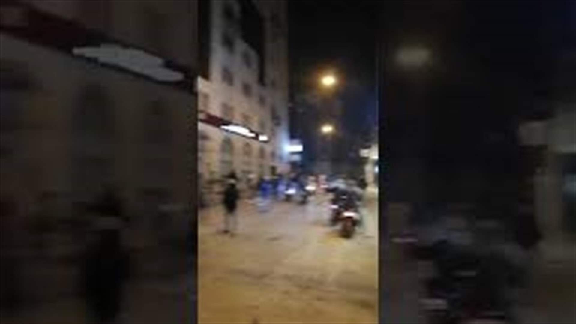تحطيم واجهات عدد من المصارف في طرابلس (فيديوهات)