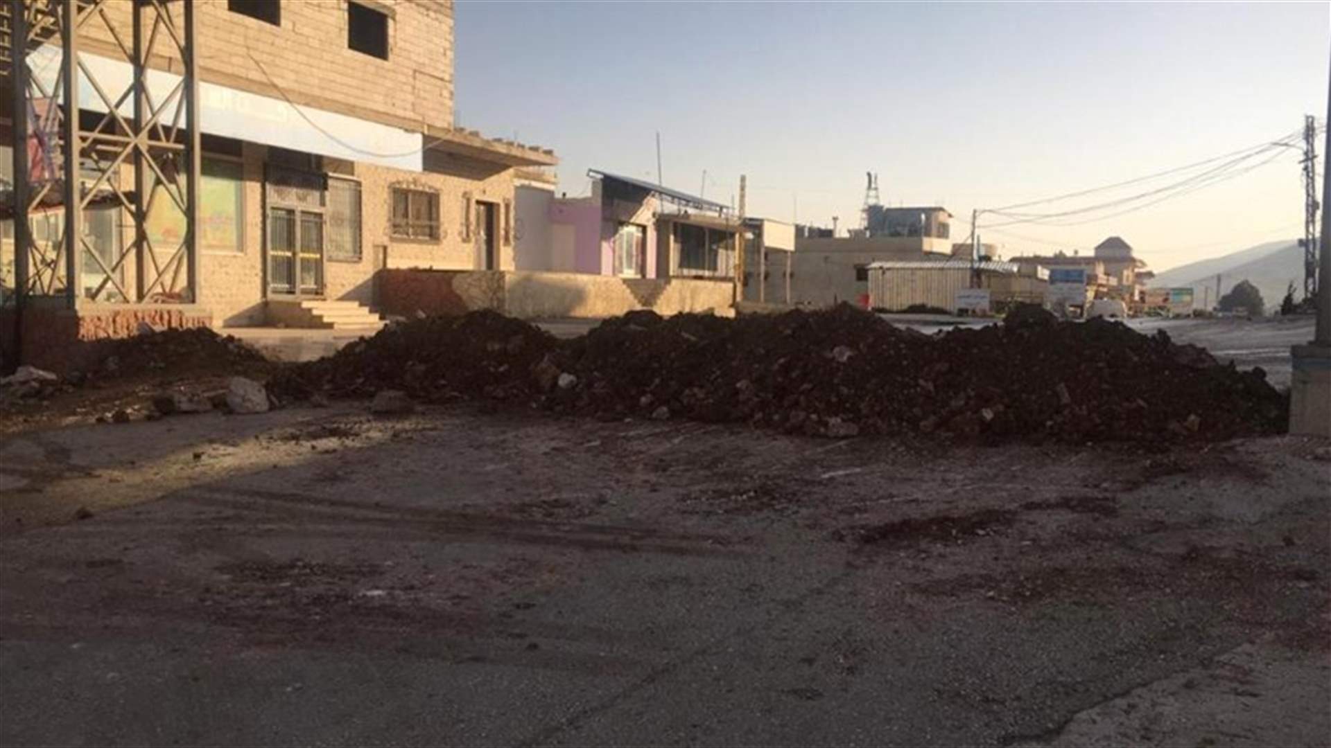 طريق المصنع راشيا مقطوعة بالسواتر الترابية