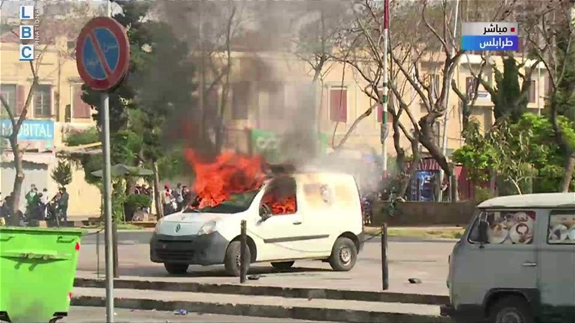 إضرام النار في آليتين تابعتين لقوى الأمن الداخلي في طرابلس (صورة)