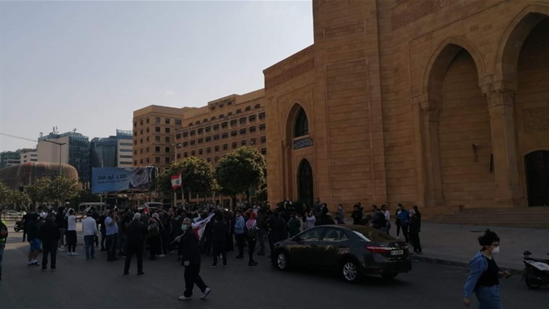 تجمّع في ساحة الشهداء وقطع الطريق بالحجارة باتجاه مبنى النهار