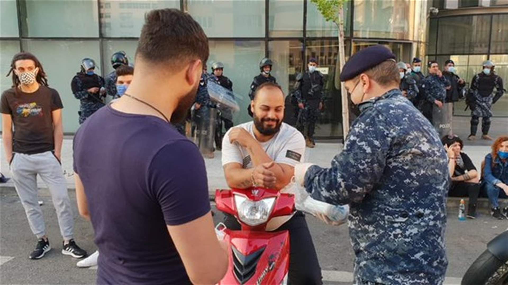 قوى الامن وزّعت كمامات على المتظاهرين في محلة جسر الرينغ (صور)