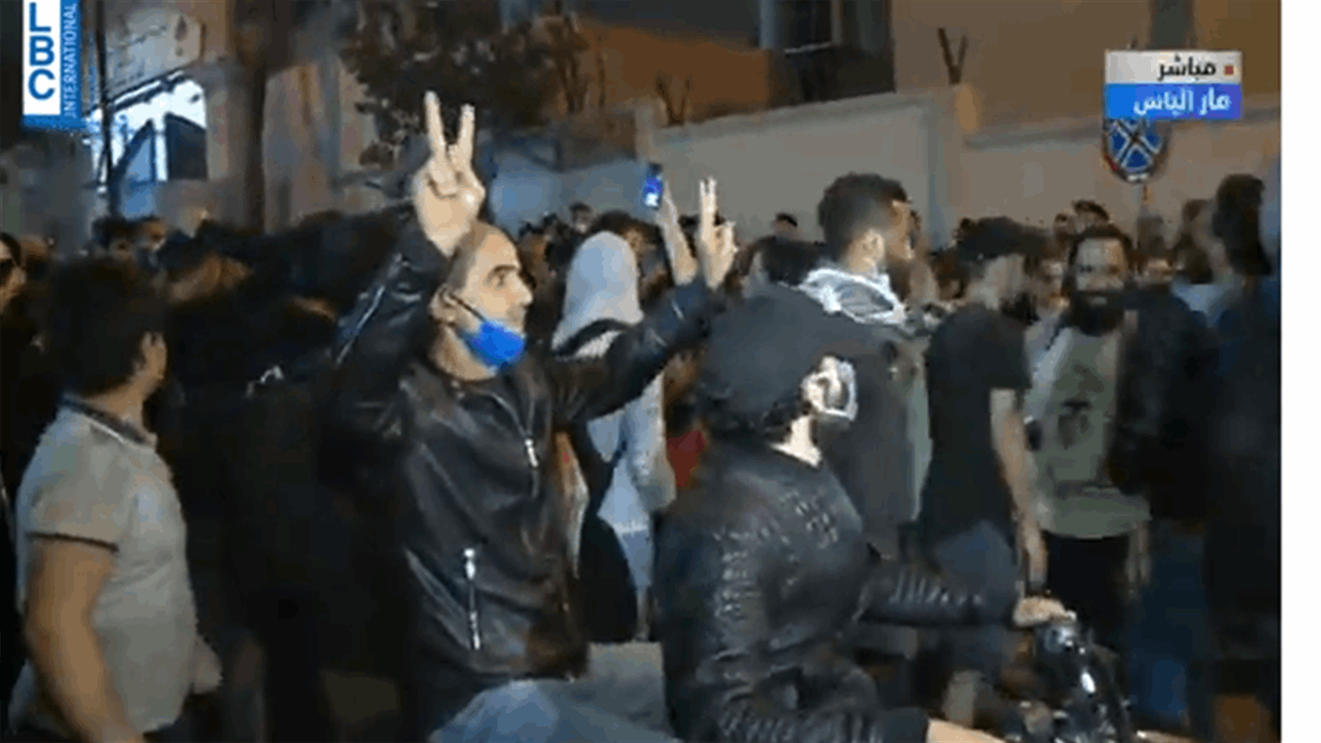 مسيرة راجلة لعدد من المحتجين في بعض شوارع بيروت (فيديو)