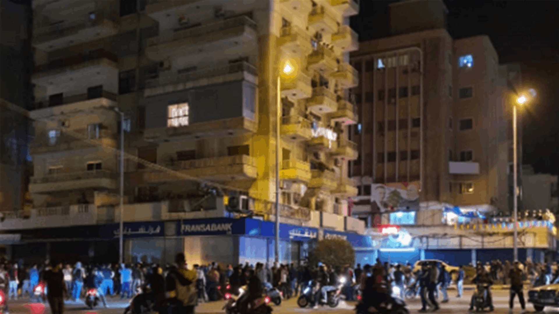 مواجهات عنيفة وعملية كر وفر بين المحتجين وعناصر الجيش في طرابلس (فيديو)