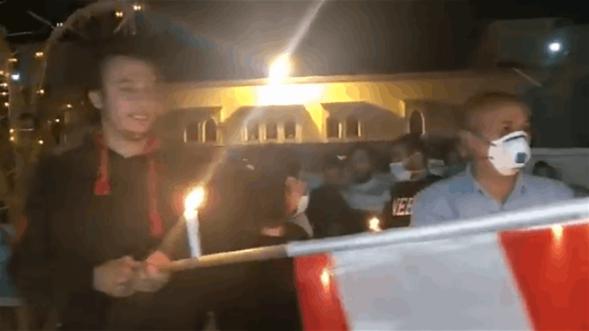 وقفة احتجاجية لعدد من المتظاهرين في الهرمل امام السراي الحكومي (فيديو)