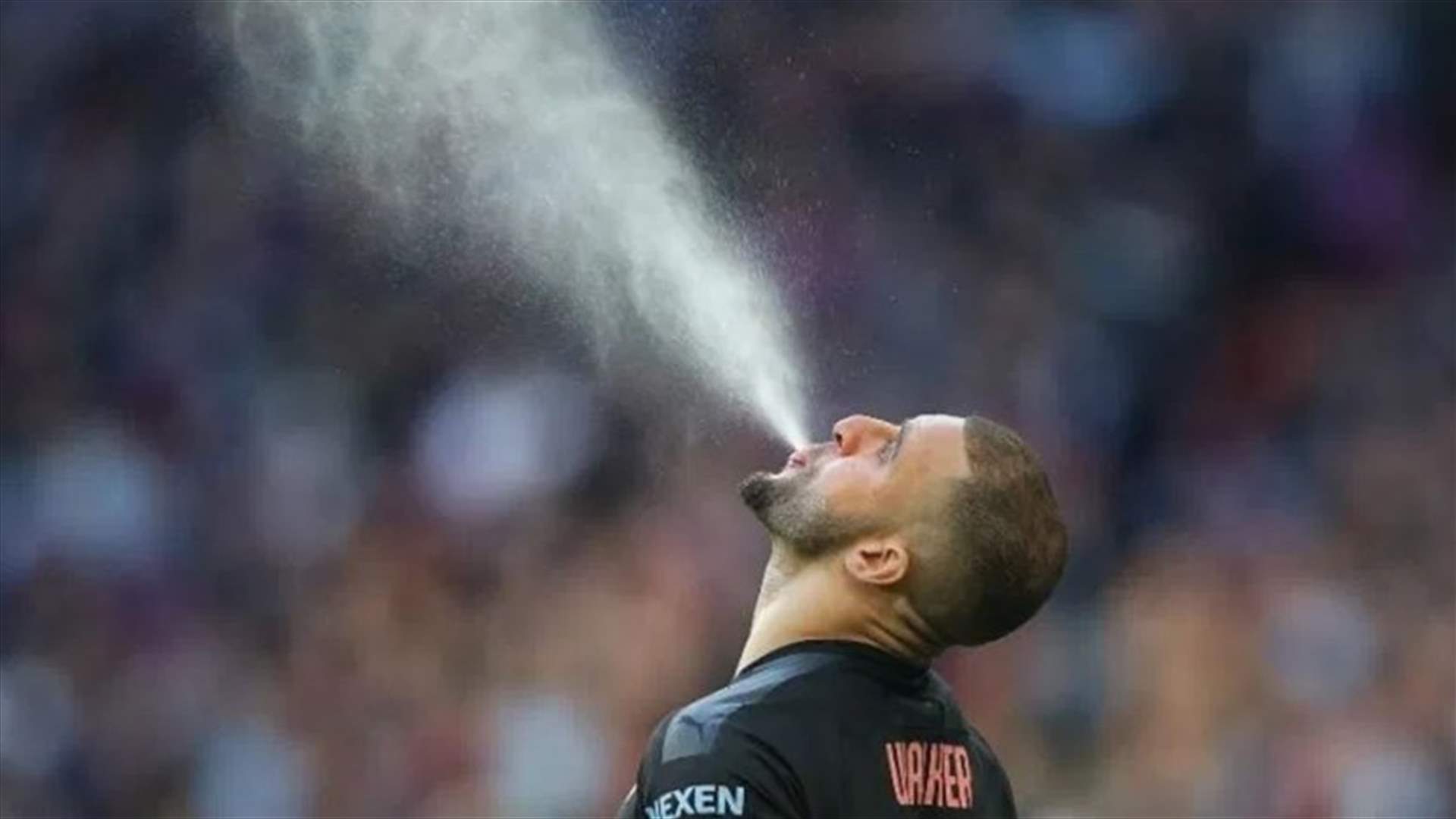 الفيفا تتجه لمنع البصق في الملاعب بعد استئناف المباريات... والعقوبة بطاقة صفراء