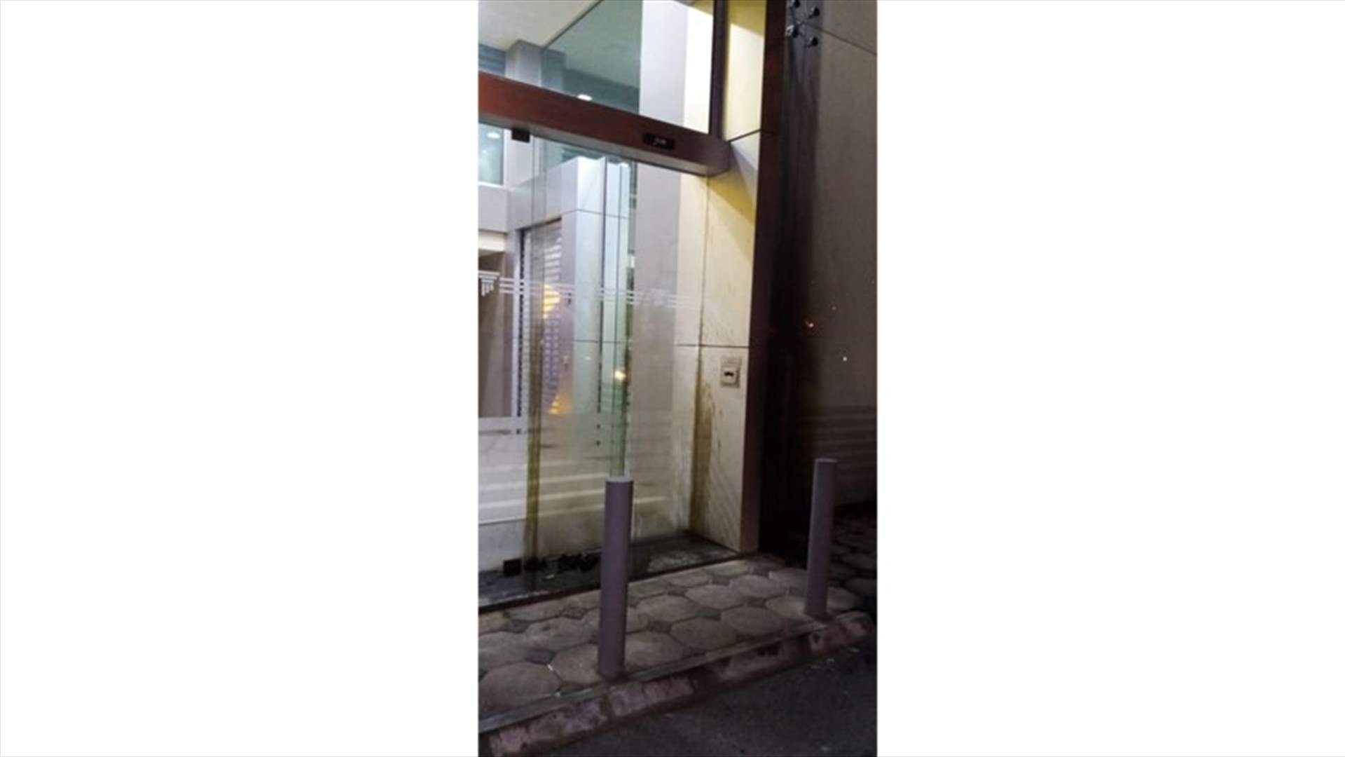 القاء قنابل مولوتوف على مدخل مصرف في الشويفات