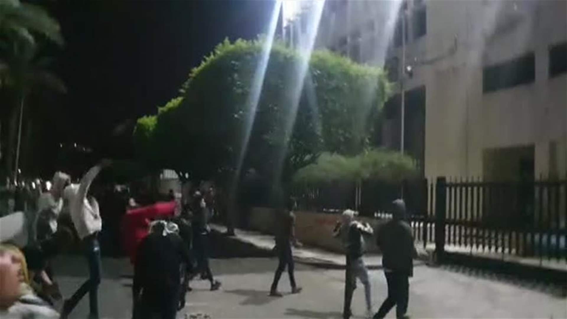 رمي حجارة ومفرقعات باتجاه مصرف لبنان في صيدا (فيديو)
