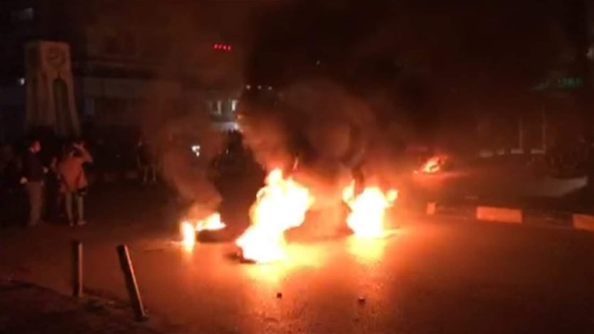 محتجون تجمعوا عند مستديرة ميناء طرابلس... ومطالبة بالمحاسبة واسترداد الاموال المنهوبة
