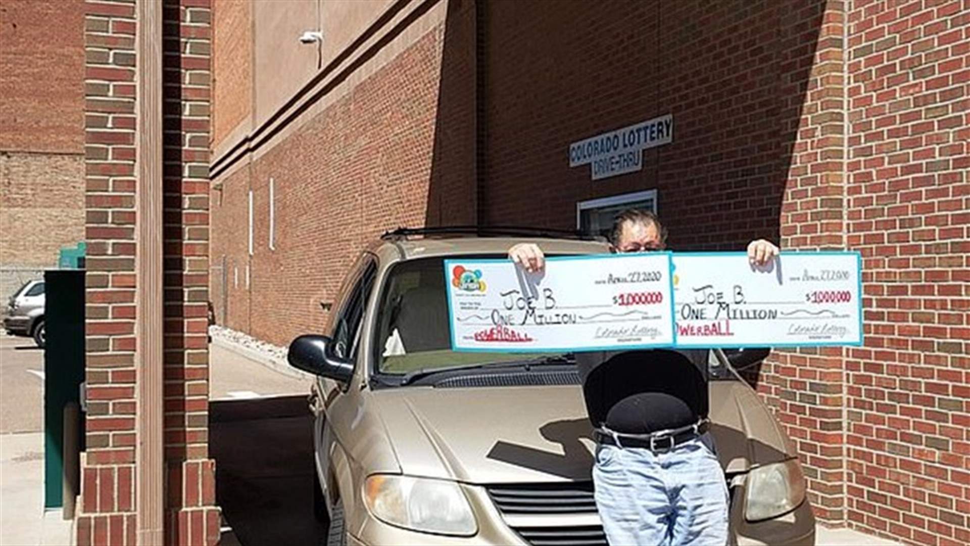 بعد 30 عاماً من اختيار الأرقام عينها... أميركي يفوز مرّتين باليانصيب في يومٍ واحدٍ (صور)