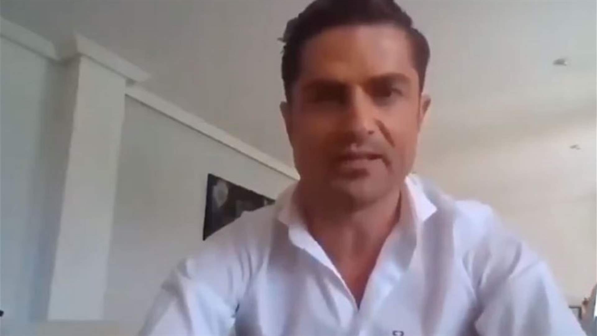 امرأة عارية تظهر مباشرة على الهواء خلال مقابلة مع إعلامي اسباني... المقطع كشف خيانته! (فيديو)