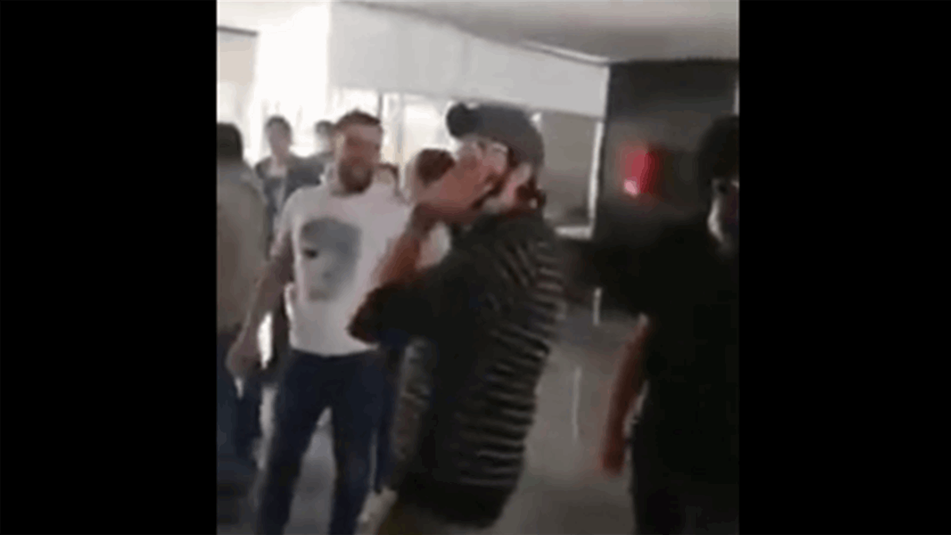 محتجون يدخلون الى مبنى الضريبة على القيمة المضافة في منطقة العدلية (فيديو)