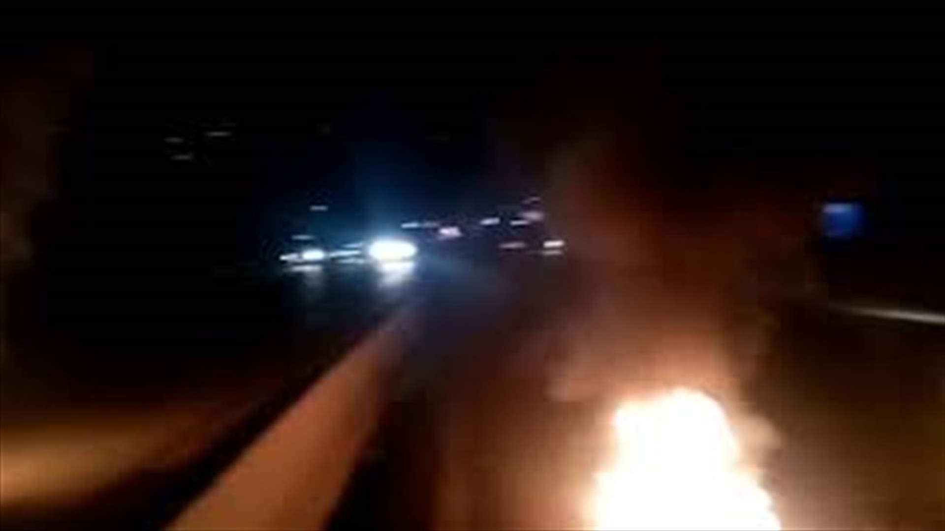 قطع الاوتوستراد الساحلي في الجية بالاطارات المشتعلة (فيديو)