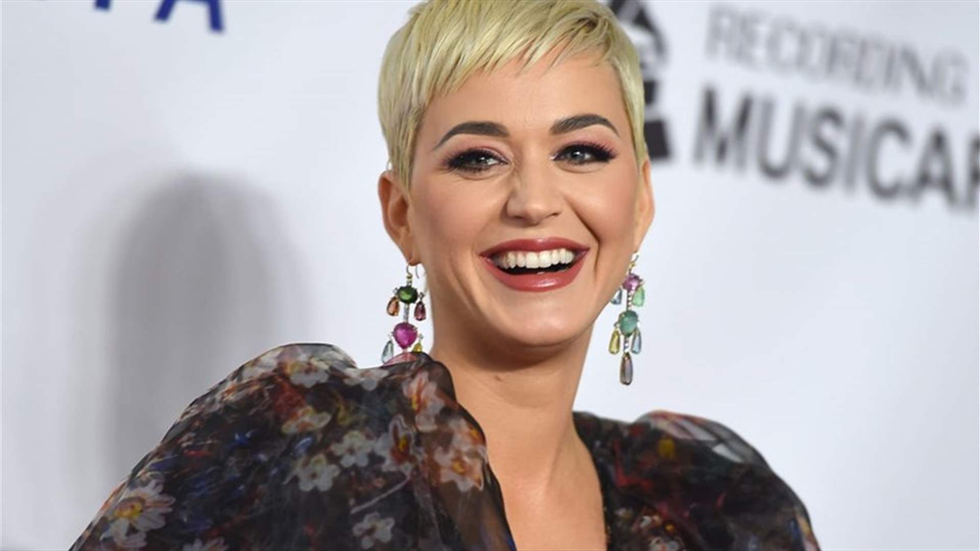 كيتي بيري تحتفل بعودة "American Idol"  بارتداء زي معقّم اليدين... وردود فعل هجومية على خطوتها (فيديو)