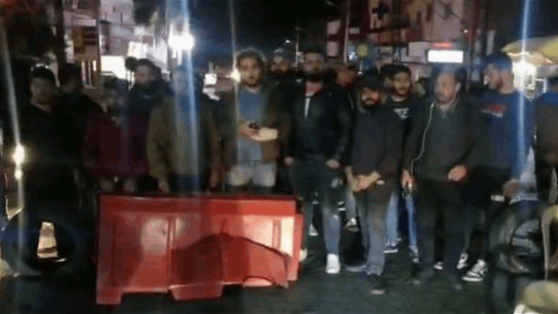 ناشطون قطعوا طريق حلبا: لن نتراجع حتى تحقيق مطالبنا